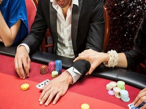 Bluff trong Poker là gì