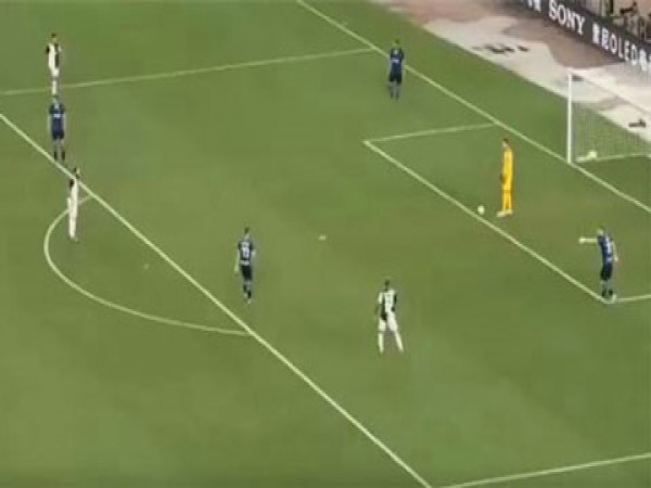 Giải đáp: Thủ môn có được bắt bóng ngoài vòng cấm địa?