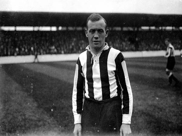 Hughie Gallacher - đội trưởng của Newcastle